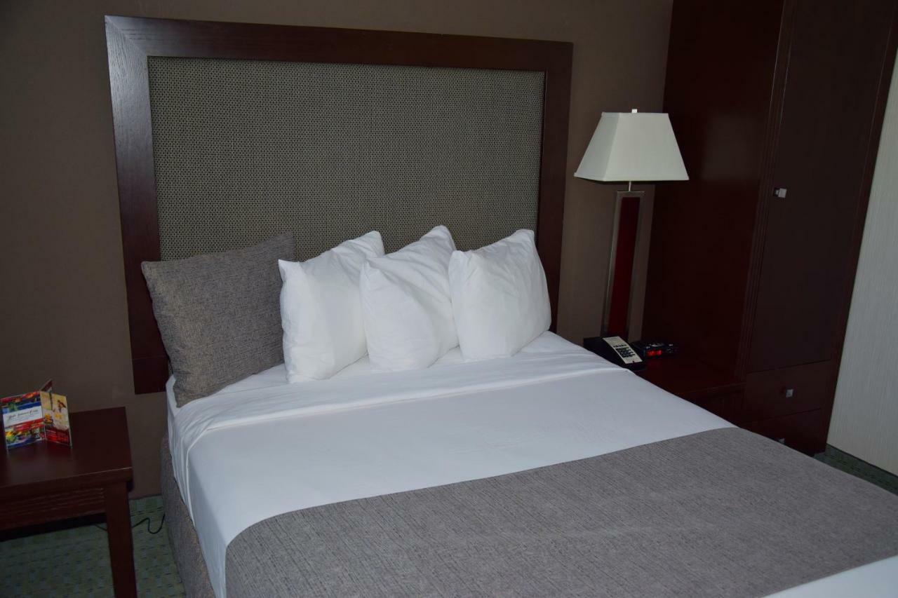 Coast Lethbridge Hotel & Conference Centre Bagian luar foto